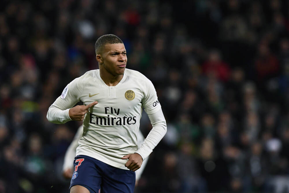 一套组合拳打完，法国总统服软了，想开门得交出投名状